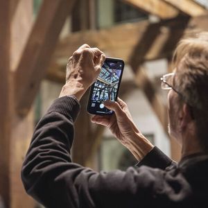 Die Holztragekonstruktion des Kulturspeichers in Würzburg faszinierte die Kfz-Sachverständigen. (Bild:  Stefan Bausewein)