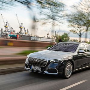 Auffällig ist die seitliche Fenstergrafik mit der breiteren Chromeinfassung und eben dem zusätzlichen Dreiecksfenster an der C-Säule.(Bild:  Mercedes)