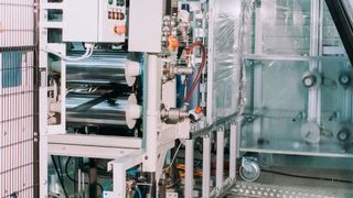 So sieht die Laboranlage aus, mit der am Fraunhofer IMWS die hochleistungsfähigen Polyamid-Tapes mit UD-Glasfaserverstärkung entwickelt und hergestellt wurden. (Bild: Fraunhofer IMWS / L. Ossowski)