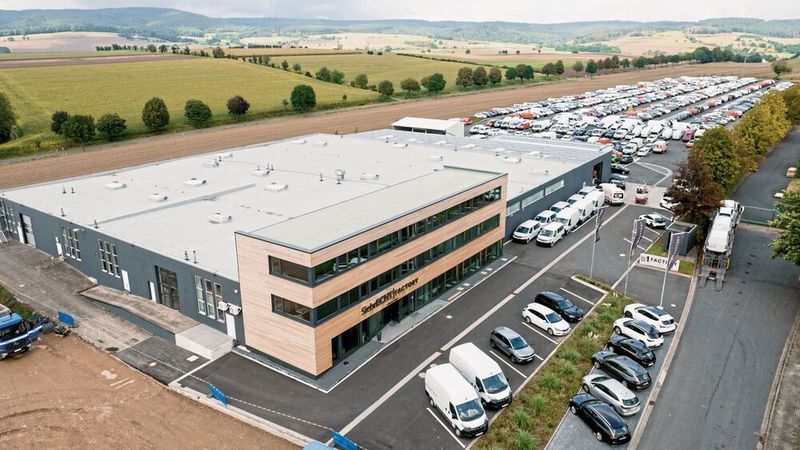 Während andere große Gruppen in die Fläche expandieren, baut das Autohaus Siebrecht in Uslar seinen Stammsitz immer mehr zum Multi-Service-Center für Großkunden aus. In der im Mai eröffneten „Siebrecht Factory“ sind rund 100 Mitarbeiter aktiv – von der Administration über die Fahrzeugaufbereitung, das Beschriften und Bekleben von Nutzfahrzeugen bis hin zu Ein- und Umbauten an einer regelrechten Produktionslinie. (Bild: Autohaus Siebrecht)