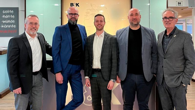 (v. l.) Die geschäftsführenden Direktoren Werner Söcker und Jörg Hübener, B&K-Brandmanager Julian Kaiser, Matthias Schwartz als neuer kaufmännischer Leiter bei B&K sowie der geschäftsführende Gesellschafter Burkhard Weller.(Bild:  Wellergruppe)