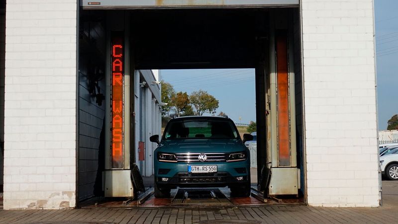 Nach getaner Arbeit werden die Fahrzeuge grundsätzlich durch die Waschstraße geschickt und sauber übergeben. (Bild: Schreiner/»kfz-betrieb«)