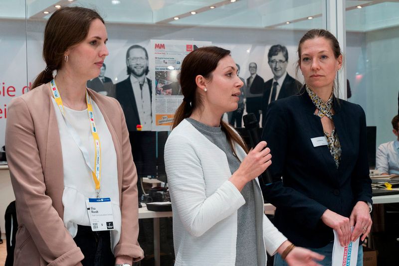 V. l. n. r.: Elisa Mundt, Julia Oppelt und Julia Moßner-Klett (Industry of Things) begrüßen die Teilnehmer.  (gemeinfrei)