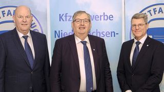 Der Vorstand des Landesverbands Niedersachsen (v.l.): Joachim Czychy, Karl-Heinz Bley und Christian Metje. (Bild: 
Zietz – »kfz-betrieb«
)