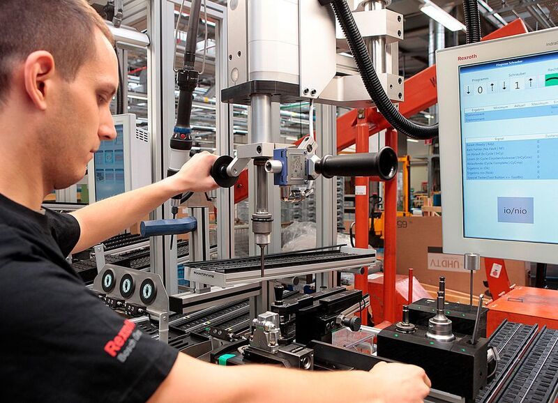 Monitore an der vernetzten Multiproduktlinie im Bosch-Werk Homburg zeigen auf den jeweiligen Mitarbeiter abgestimmte Arbeitsanweisungen an. (Bosch)