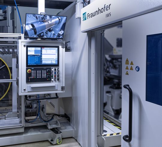The Fraunhofer IWS has applied for a patent for laser direct cladding and has set up a pilot system for components up to two meters in length that completely encapsulates the process.(Image: Christoph Wilsnack/Fraunhofer IWS)