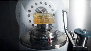 Louwers Hanique, ein niederländischer Produktionsspezialist, beherrscht mit dem duktilen Schnitt auf der Kern Micro HD die Keramikzerpanung. (Bild: Kern Microtechnik GmbH)