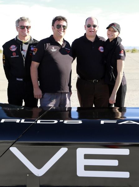 VBB-3-Fahrer Roger Schroer mit Gildo Pallanca Pastor, Fürst Albert II. von Monaco und Fürstin Charlène (von links) (Bild: Venturi Automobiles)