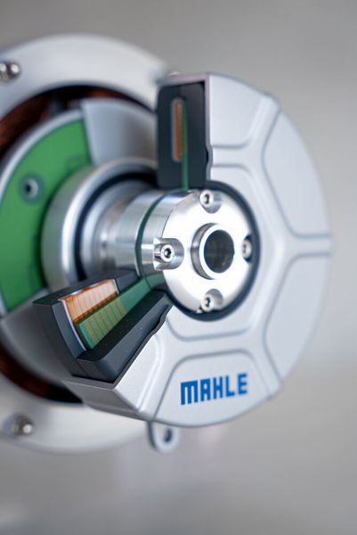 ...er überträgt die elektrische Leistung kontaktfrei. (Mahle)