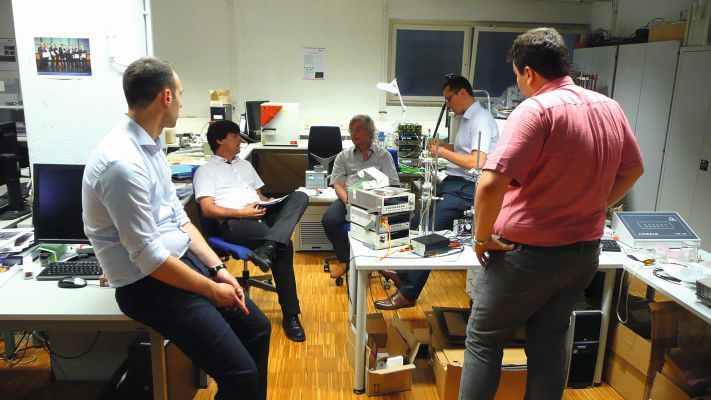 Bild 7: Ausführliche Analyse und Bewertung der Messergebnisse im ZFW-Team, um genaue Aussagen über das Verhalten des Bauelements in der realen Applikation zu gewinnen. (Bild: Zentrum für Wärmemanagement)