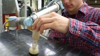 Julian Kunze demonstriert den Prototypen seines Vakuum-Greifers. (Bild: Filomena Simone)