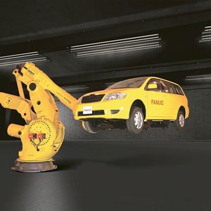 Ein M-2000iA/1700 weist in einer unübersehbaren Automobilapplikation den Weg vom Halleneingang zum Stand von Fanuc. 