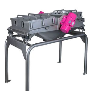 Nicht nur Kunden mit höchst hygienesensiblen Produktionsumgebungen profitieren von den Weiterentwicklungen der Siebmaschine, sondern auch Anwender aus dem Chemie- und Kunststoffbereich.(Bild:  Engelsmann)