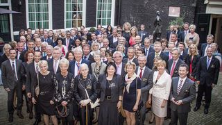 Auszeichnung für die Opel-Händler in Amsterdam – zum Vergrößern bitte klicken. (Foto: Opel)