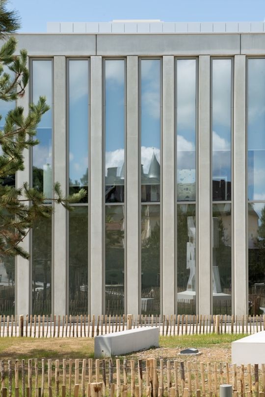 Die schlanken Stahlprofile von Forster tragen großformatige Verglasungen und rahmen den Blick auf das Meer als Teil der Ausstellung. (Bild:  Antoine Cardi)