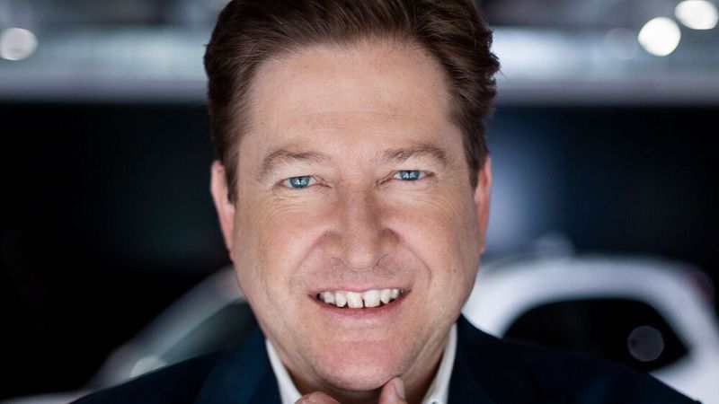 Jens Schulz, Geschäftsführer von Mitsubishi Motors in Deutschland: „2024 wird ein wichtiges Jahr für Mitsubishi – nach der Einführung des neuen ASX und des neuen Colt 2023 steht 2024 der neue Outlander vor der Tür, der unser Line-up im D-Segment bereichern wird, und von unseren Händlern und Kunden bereits mit großer Vorfreude erwartet wird. Von ihm erwarten wir uns wichtige Impulse für ein nachhaltiges Wachstum in den kommenden Jahren und liefern ein weiteres klares Bekenntnis zum deutschen Markt ab. Der Markt im Privatkundensegment ist derzeit herausfordernd, deshalb planen wir für das kommende Jahr eher konservativ – wir rechnen mit etwa 30.000 verkauften Einheiten, haben uns aber bereits die Möglichkeiten gesichert, bei einer steigenden Nachfrage auch schnell weitere Belieferungen aus unseren Werken zu erhalten, sodass kurze Lieferzeiten und volle Auswahl für unsere Kunden gesichert sind.“ (Bild: Mitsubishi)