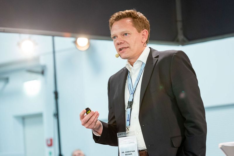 Christian Becker, Brose Antriebstechnik, referierte beim Leichtbau-Gipfel 2019 in der Session „Materialien“ zum Leichtbau in der Elektromobilität – am Beispiel eines dynamisch belasteten E-Bike-Antriebs. (Stefan Bausewein)