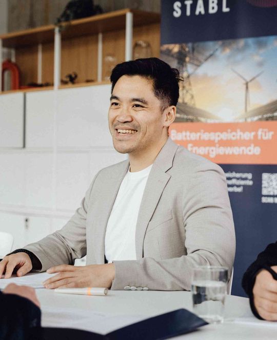 "Mit unserer Identität als ein europäischer Hersteller, der als einziger eine reparaturfähige Technologie bietet, sehen wir uns als zuverlässiger Partner, der für einen sicheren Betrieb der Batterien sorgt. Das schätzen unsere Kunden sehr", ist der CEO und Co-Founder von Stabl Energy überzeugt.(Bild:  Stabl Energy)