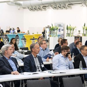 Gelungener Auftakt des ersten Wissensforum Zerspanung. Rund 100 Teilnehmer kamen zur Veranstaltung nach Würzburg.(Bild:  Oxana Gruber Photography)