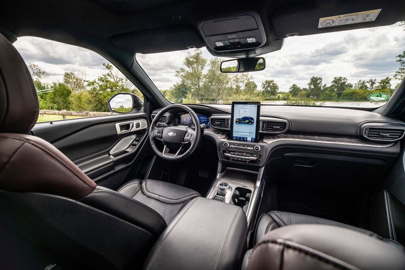 Der Innenraum ist erwartungsgemäß geräumig. Das übergroß dimensionierte Display in der Mittelkonsole ist gewöhnungsbedürftig. (Bild: Bernard Rouffignac/Ford)