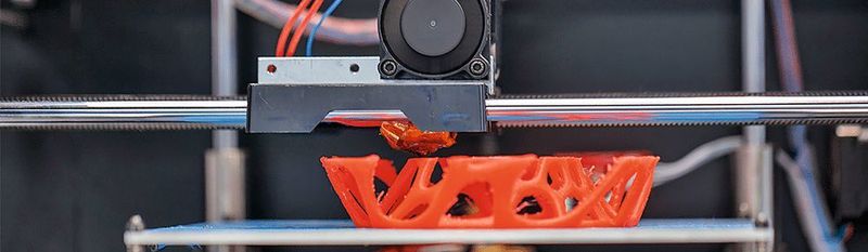 La Makerbot replicator 2 est considérée comme une des meilleures imprimantes 3D de bureau sur le marché. Elle fonctionne par dépôt de matière fondue est dispose d'une capacité de résolution de 100 microns et un gros volume de production de 100 cm cube. (Makerbot)