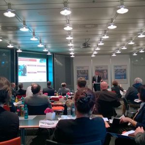 "Eine großflächige Verdrängung bestehender Bearbeitungsverfahren oder die vielzitierte  Revolution in der industriellen Großserienproduktion bleibt für die nächsten fünf bis sieben Jahre erst einmal aus“, sagte Myron Graw, Partner bei der KEX Knowledge Exchange AG in Aachen anlässlich der Metav-Eröffnungspressekonferenz in Düsseldorf.