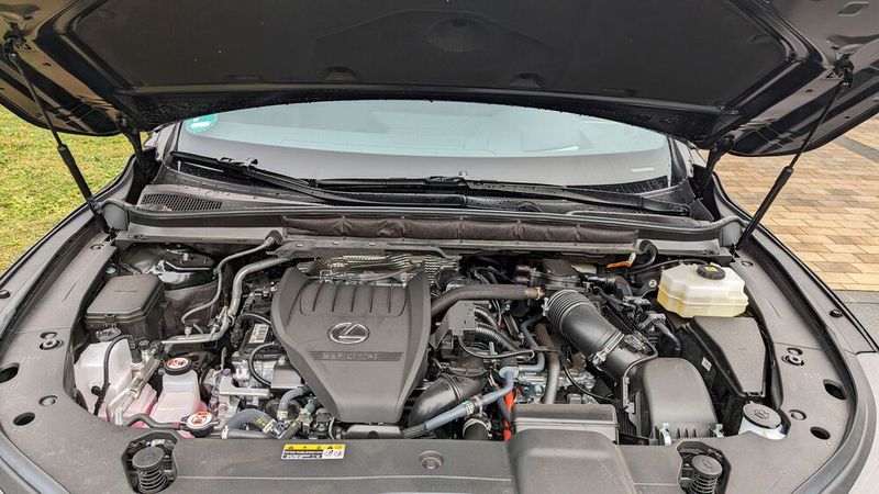 7. Der Antrieb: Im Lexus RX 500 h arbeitet eine neue Parallelhybrid-Architektur, die aus einem turbogeladenen 2,4-Liter-Vierzylinder, einem Sechsgang-Automatikgetriebe mit integriertem Elektromotor und einem 76-kW-Elektromotor an der Hinterachse besteht. Systemleistung: 273 kW/371 PS und 550 Nm Drehmoment. Das typische Fahrgefühl eines stufenlosen Getriebes, das die Toyota-Hybride bislang kennzeichnete, ist damit Geschichte. Doch wie sieht es mit dem Verbrauch aus? (Bild: Rosenow – VCG)