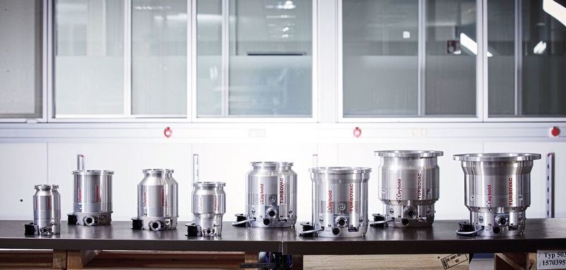 Der Turbo für's Vakuum: Turbomolekularpumpen basieren auf dem Prinzip der Molekularpumpe und sind für extreme Unterdrücke im Hoch- und Ultrahochvakuumbereich geeignet. Die abgebildeten i/iX-Pumpen von Leybold sind zudem besonder umempfindlich  gegenüber mechanischen Stößen oder einer plötzlichen Entlüftung.  (Bild: Leybold)