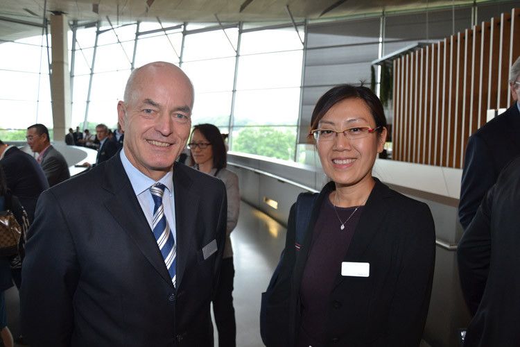 Bevor die Präsentation des neuen 7er startet, schnell noch zwei Gäste aus China begrüßen: Karsten Engel (President & CEO BMW Group Region China) sowie Sally Sun von der BMW Group China. Das Land ist der wichtigste Absatzmarkt für den bisherigen und den neuen Siebener. (Foto: Michel)