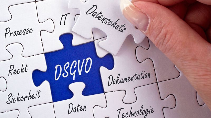 DSGVO-Schulungen sind Pflicht, aber viele Unternehmen scheuen den Aufwand. Datenschutzaufsichtsbehörden bieten kostenlose Hilfen für Unterweisungen und Schulungsmaterialien.(Bild: ©  DOC RABE Media - stock.adobe.com)