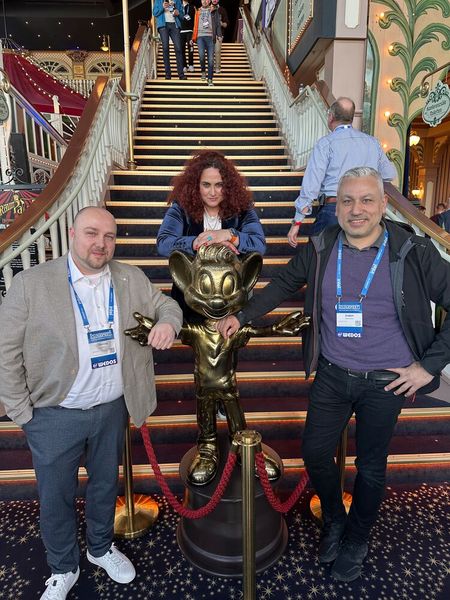 Wer ist hier wohl die wilde Maus? Besa (IT-BUSINESS), (l.)Dennis Götsch oder Erden Kertmen (Dogado)? (Bild: Vogel IT-Medien GmbH)