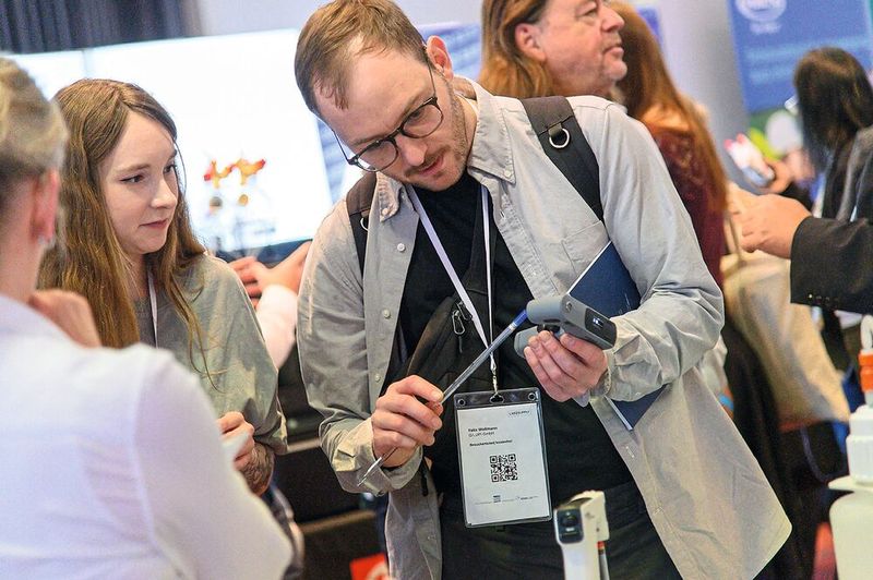 Ausprobieren ist meistens auch erlaubt und erwünscht.   Mehr Infos zu den kommenden LAB-SUPPLY-Messen finden Sie auf www.lab-supply.info  (Bild: Stefan Stark)