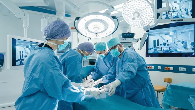 Deckenversorgungseinheiten kommen in Operationssälen zum Einsatz, wo sie unter anderem OP-Leuchten und Monitore tragen. (Gorodenkoff - stock.adobe.com)