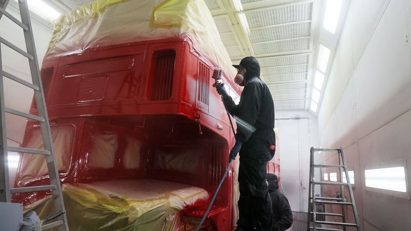 Immerhin galt es rund 90 Quadratmeter englischen Stahlblechs in frischem Rot erstrahlen zu lassen.  (Bild: Herbert Bucco)