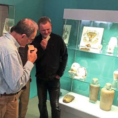 Besucher riechen an der Karte „Der Duft des Jenseits” während einer Führung im Museum August Kestner in Hannover. (Copyright: Ehrich SC, Calvez C, Loeben CE, Dubiel U, Terp Laursen S and Huber B(2026) From biomolecular traces to multisensory experiences) (Bild: Ulrike Dubiel)