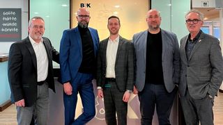 (v. l.) Die geschäftsführenden Direktoren Werner Söcker und Jörg Hübener, B&K-Brandmanager Julian Kaiser, Matthias Schwartz als neuer kaufmännischer Leiter bei B&K sowie der geschäftsführende Gesellschafter Burkhard Weller. (Bild: Wellergruppe)