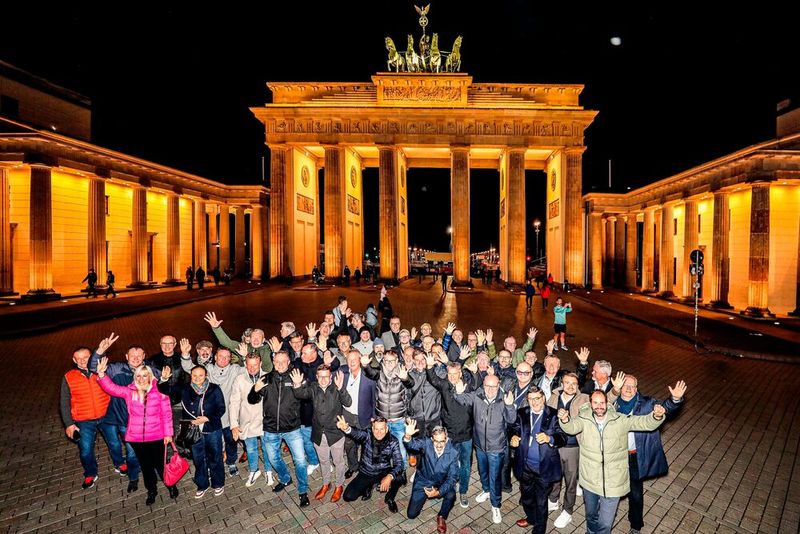 Auch das gehört dazu: Einige Teilnehmer gehen nach der Tagung unter anderem noch  gemeinsam zum einstigen Reichstagsgebäude, das heute den Deutschen Bundestag beherbergt, sowie zum Brandenburger Tor - inklusive Posieren fürs Gruppenbild. (Bild: wortundform/Fabian Diehr)