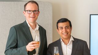 Mobile.de und der Verband der Mercedes-Benz-Vertreter haben eine Partnerschaft vereinbart. Im Bild: Florian Harms (l.), Geschäftsführer von MB Businesspartner, und Ajay Bhatia, CEO von Mobile.de. (Bild: Mobile.de)