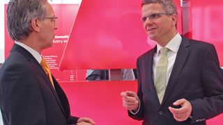 ABB übernimmt B&R: Dr. Peter Terwiesch (r.), Mitglied im Vorstand der Konzernleitung von ABB, im Gespräch mit MM-Redakteur Reinhold Schäfer. (Christina Rüttinger)