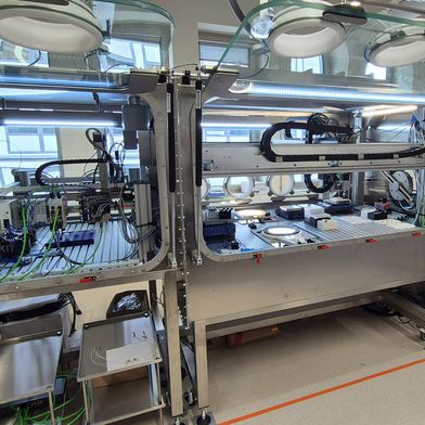 Die Energy Materials Acceleration Platform (E-MAP) des Karlsruher Instituts für Technologie (KIT) ermöglicht robotisch automatisierte Materialexperimente unter Schutzatmosphäre in einem geschlossenen System. (Bild: Holger Röhm, KIT)