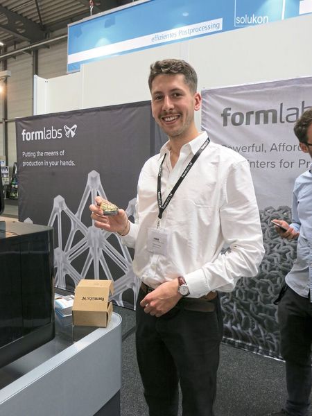 Sebastian Samengo-Turner, Product Specialist bei Formlabs, mit einer Dentalschiene aus dem Kunstharz Dental LT Clear. (Schäfer / Devicemed)