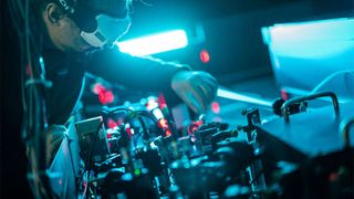 In Niedersachsen entsteht eines der führenden nationalen Ökosysteme für den Bau von Quantencomputern und für die Quantenmetrologie. Hier werden die Bundesgelder durch weitere Quellen aus der Forschung und insbesondere durch Engagement der Industrie ergänzt.  (Bild: QVLS-HTI)