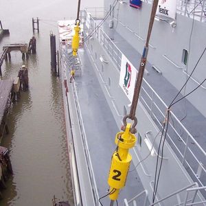 Zwei hydraulische Zylinder  ... mit einer Kapazität von jeweils 85 t an Steuerbord- und zwei an Backbord-Seite.  Bilder Enerpac