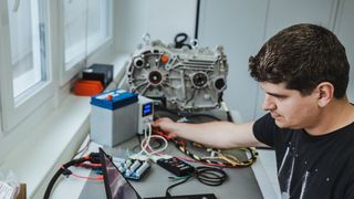 Ein Systemingenieur von Durot Electric testet eine Steuerung  (Bild: Durot Electric GmbH)