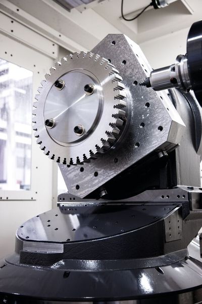 Das hochgenaue horizontale Bearbeitungszentrum YBM 7Ti-50RP von Yasda ermöglicht eine hohe Bearbeitungsgenauigkeit durch den Einsatz eines Systems zur Stabilisierung der Wärmeausdehnung.  (Yasda)