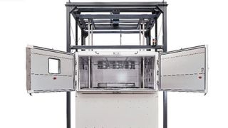 Die Wasserschock-Prüfanlage von Weiss Tehcnik wurde in eine vom Kunden bereitgestellte Grube installiert, wodurch ein ebenerdiger Zugang zum Prüfraum gewährleistet ist. (Bild: Weiss Technik GmbH)