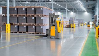 Zwei EKS 215a von Jungheinrich übernehmen bei Holbox in Roermond (Niederlande) den Materialfluss zwischen Wareneingang, Lager, Produktion und Versand. (Bild: Jungheinrich)