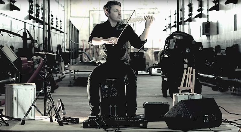 Der französische Musiker und Ingenieur Laurent Bernadac spielt auf der 3Dvarius: Die E-Violine soll 2016 erhältlich sein. Der Preis ist unbekannt. (Bild: 3Dvarius)
