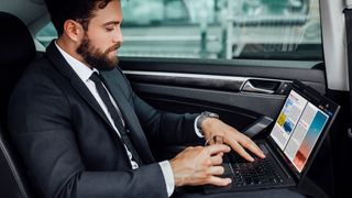 Das Thinkpad T14s Gen 6 mit 14-Zoll-Display bringt 1,24 kg auf die Waage. Es nutzt als Prozessor den Snapdragon X Elite X1E-78-100, das kleinste Modell der CPU-Baureihe. Dafür kann die CPU auf 32 GB RAM zugreifen. (Bild: Lenovo)