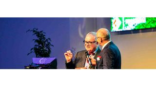 Der Bremer Staatsrat Hans-Henning Lühr (l.) und der Pressesprecher der PDV Systeme GmbH, Volker Kadow, diskutieren die Zukunft der eAkte (© PDV Systeme GmbH)